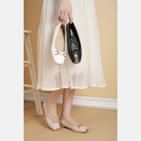 Flat shoes
